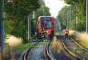 Person unter KVB Bahn Koeln Porz Kloster Ensen P01